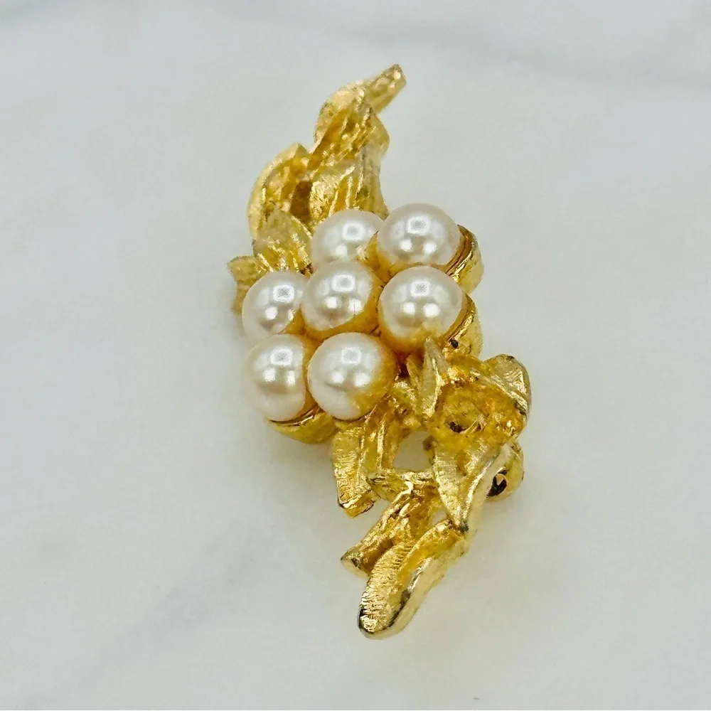 Vintage Richelieu Brooch Pin Gold Tone Faux Pearl Flower Leaf Dainty Delicate